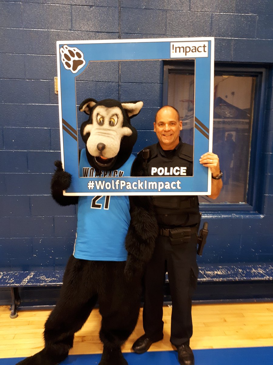 SarniaPolice's tweet photo. Sgt Toutant and IMPACT wolf mascot pose for a sweet pic @great_lakesss. Students learning about risks & consequences and making wise decisions. We also heard from two great speakers during the morning assembly. Thank you for sharing your experiences. #wolfpackimpact https://t.co/Fa1oSrbFpV