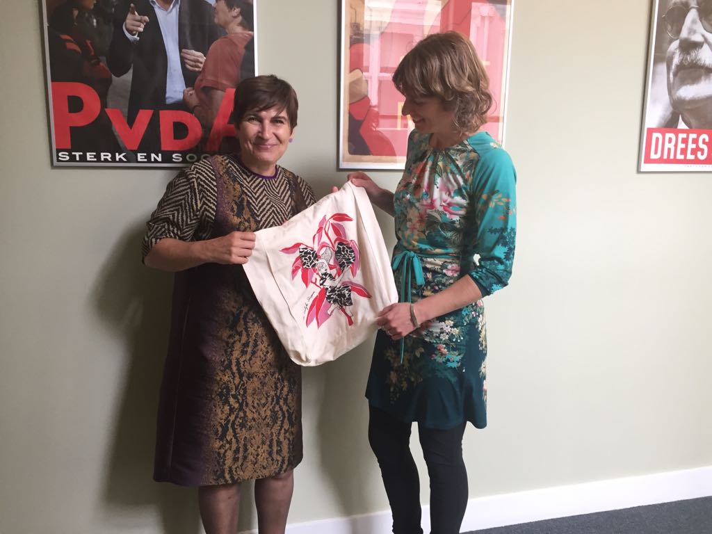 Ook Lilianne Ploumen steunt de #modebewust campagne van @Sympany_nl en @Solidaridad_nl. Want werknemers in textielfabrieken in ontwikkelingslanden hebben recht op veilige werkomstandigheden en een leefbaar loon. Doe ook mee en lees wat jij kunt doen op mode-bewust.nl