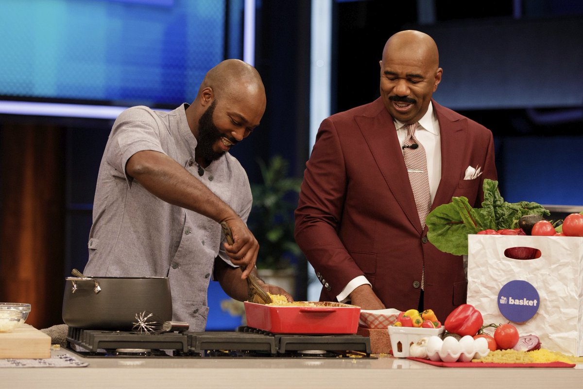 FOX5Atlanta's tweet photo. If y'all missed the #shrimpandgrits, the bourbon #BBQ #chickenwings and the #conebread #crabcakes, PLEASE don't miss @lpthechef's five cheese #macandcheese recipe TODAY at 3 on @SteveTVShow!
#yummy
#LawrencePage https://t.co/2b74ojbaRK