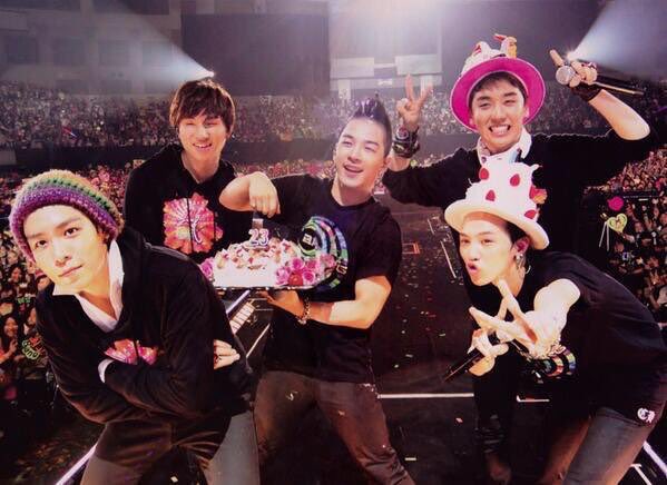 yoooouBB's tweet photo. 🎉HAPPY BIRTHDAY🎉
素敵な一年になりますように☺️🙏
ヨンベなら大丈夫😊👍

写真���ヨンベの誕生日になると思い出すライブ☺️
またみんなでライブでお祝いしたいね😌💕💕

 #서른한번째_태양이_뜨다 https://t.co/4bYllSJt6I