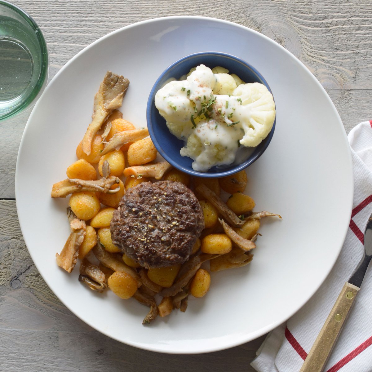 Eet jij deze week de rundvleesburger met oesterzwammen, gebakken krieltjes en romige bloemkool? 🍴
