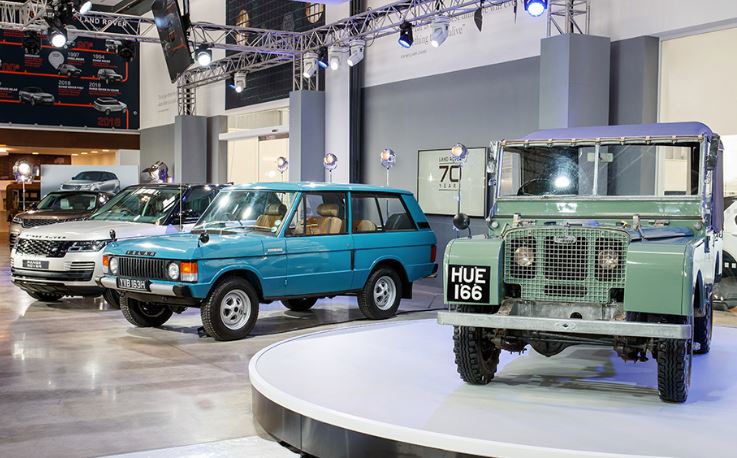 PackSendUK's tweet photo. 70 yrs since first @LandRover_UK. Over 2 million made since. WorldLandRoverDay shown in @AutoClassicsOfficial post https://t.co/Xk7LsIecdG. Ended 2015 but lives on #RangeRover #Discovery. #PACKandSEND #safeshipped many in parts! Need to crate your classic? https://t.co/ZLqQHsPGbw https://t.co/Nrvm8xTR0d