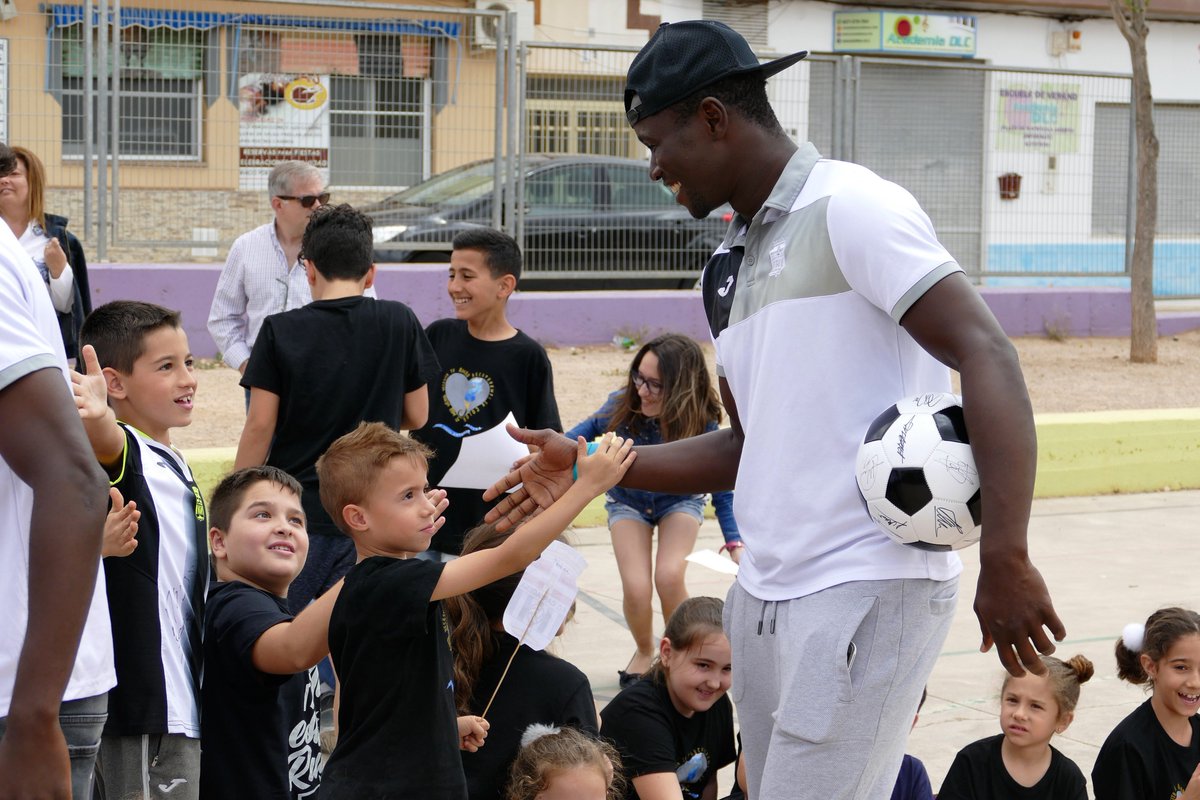 FCCartagena_efs's tweet photo. FUNDACIÓN | El Efesé recibe un baño de cariño antes del Play off en el colegio Poeta Antonio Oliver #Visita @aaguilar227 @babaariadna9 @fofanu y Cordero https://t.co/NsMTc8xyuN https://t.co/BNcRteZ3Ht