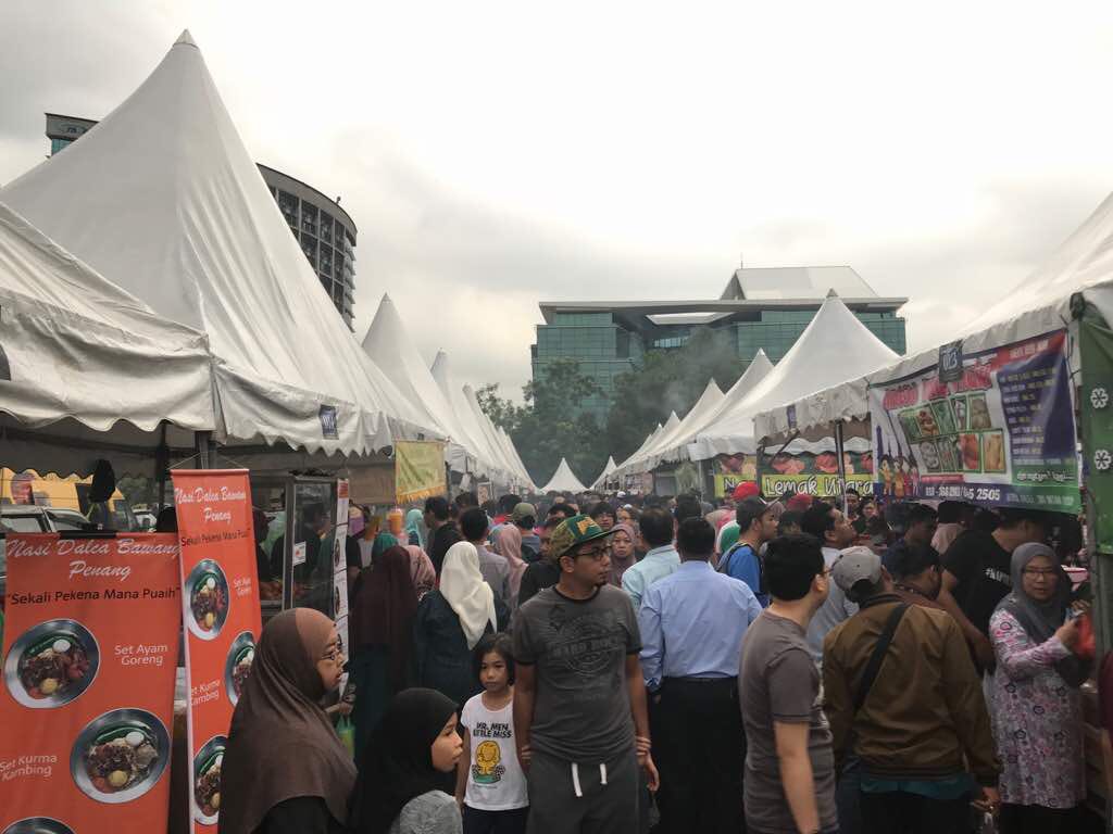 AqilDeram's tweet photo. Hi kalian, kalau bulan puasa ni teringin nak makan nasi dalca dekat area putrajaya, takyah pegi jejauh! Dekat Bazaar Ramadhan Putrajaya ada buat sementara waktu bukan Ramadhan ini! Maghi maghi! 

Details:

Bazaar Ramadhan Putrajaya, Precint 3
*Lot no. 014* https://t.co/UwF0t4Ag79
