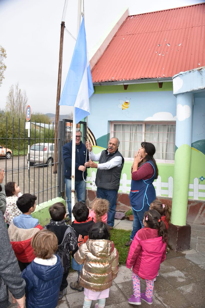 MuniEsquel's tweet image. El Jardin 2414 Sector Chispitas entregó de material de ornamentación para la Terminal de Ómnibus en el marco de la campaña "Embanderemos Esquel".
Y Ex Combatientes donaron bandera de flameo al Jardín.
@eqsnotas @fmdellagoesquel @fmsol947esquel #Embanderar
