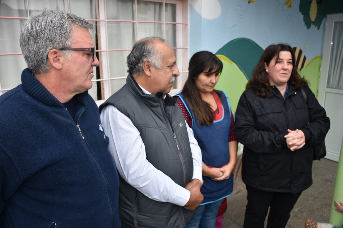 MuniEsquel's tweet image. El Jardin 2414 Sector Chispitas entregó de material de ornamentación para la Terminal de Ómnibus en el marco de la campaña "Embanderemos Esquel".
Y Ex Combatientes donaron bandera de flameo al Jardín.
@eqsnotas @fmdellagoesquel @fmsol947esquel #Embanderar