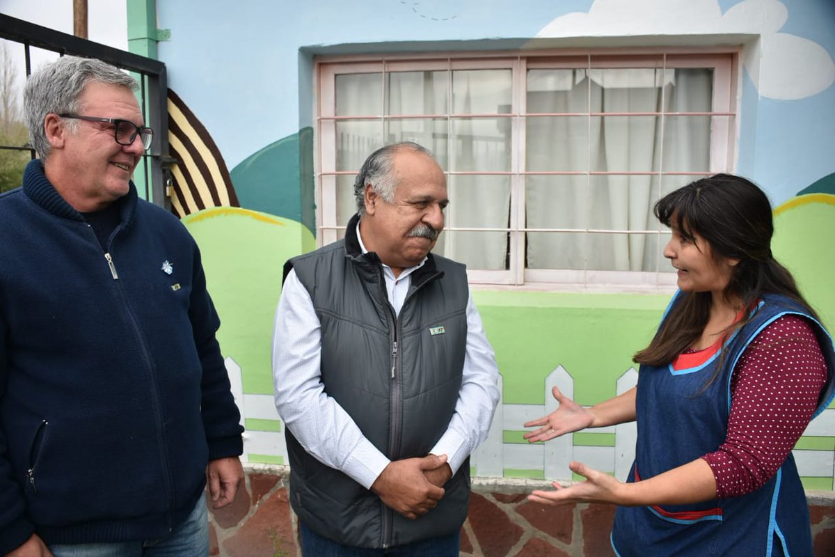 MuniEsquel's tweet image. El Jardin 2414 Sector Chispitas entregó de material de ornamentación para la Terminal de Ómnibus en el marco de la campaña "Embanderemos Esquel".
Y Ex Combatientes donaron bandera de flameo al Jardín.
@eqsnotas @fmdellagoesquel @fmsol947esquel #Embanderar