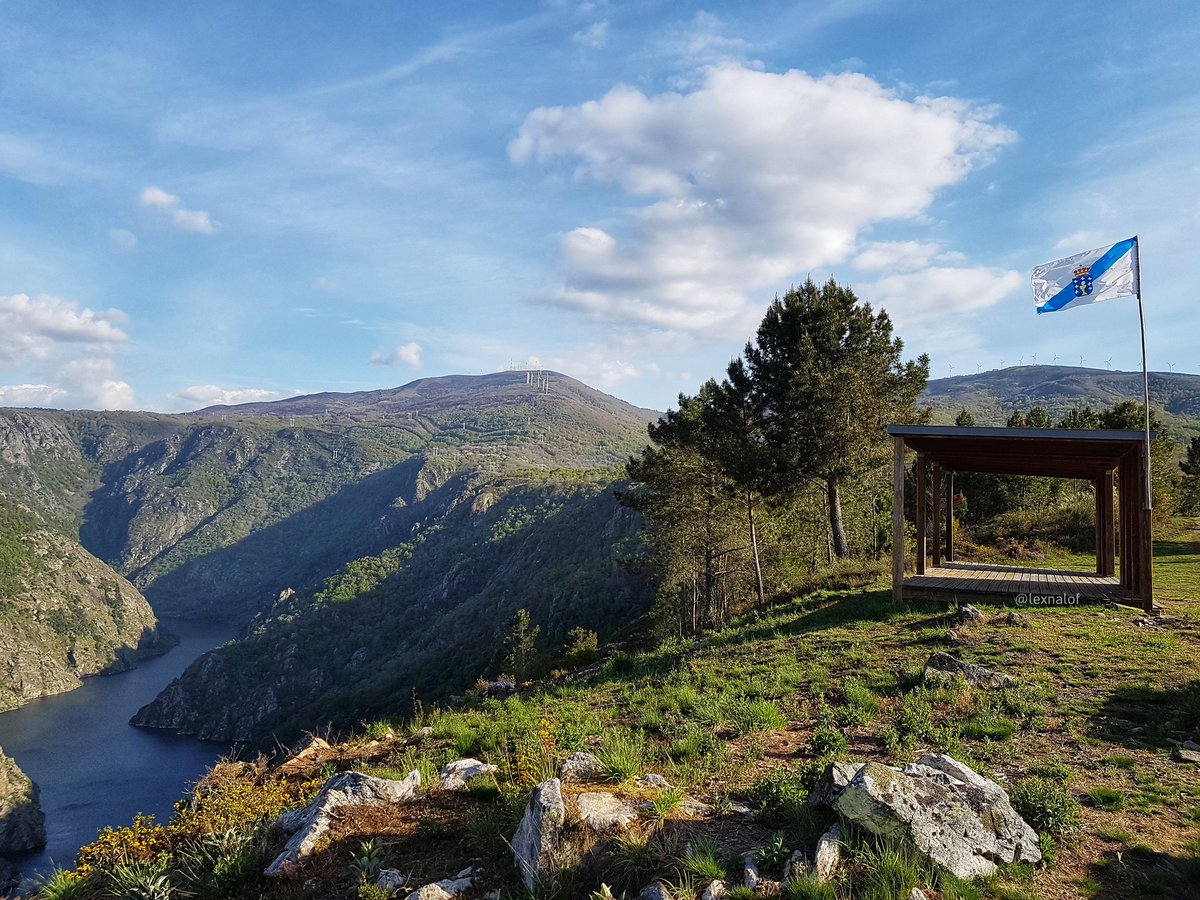 Cabozo_com's tweet photo. Ola #Galicia! ☺ Un ano máis, bo #DiadasLetrasGalegas desde a #RibeiraSacra! 👌 https://t.co/B8D2b1jdjH