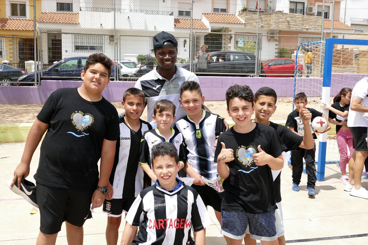 FCCartagena_efs's tweet photo. FUNDACIÓN | 📸 Galería de imágenes ¡No te pierdas en Facebook las mejores fotografías de la visita de @aaguilar227 @babaariadna9 @fofanu y Cordero al colegio Poeta Antonio Oliver! https://t.co/6tbQ7tdVhg https://t.co/fINYuCVJ8n
