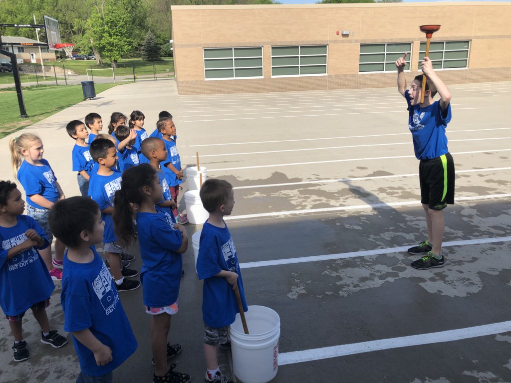 JSB1965's tweet photo. Field day fun @loesshillselem @sctechbuzz @hofervt #sccsd #groovyfun https://t.co/oN5FNVZ0tx