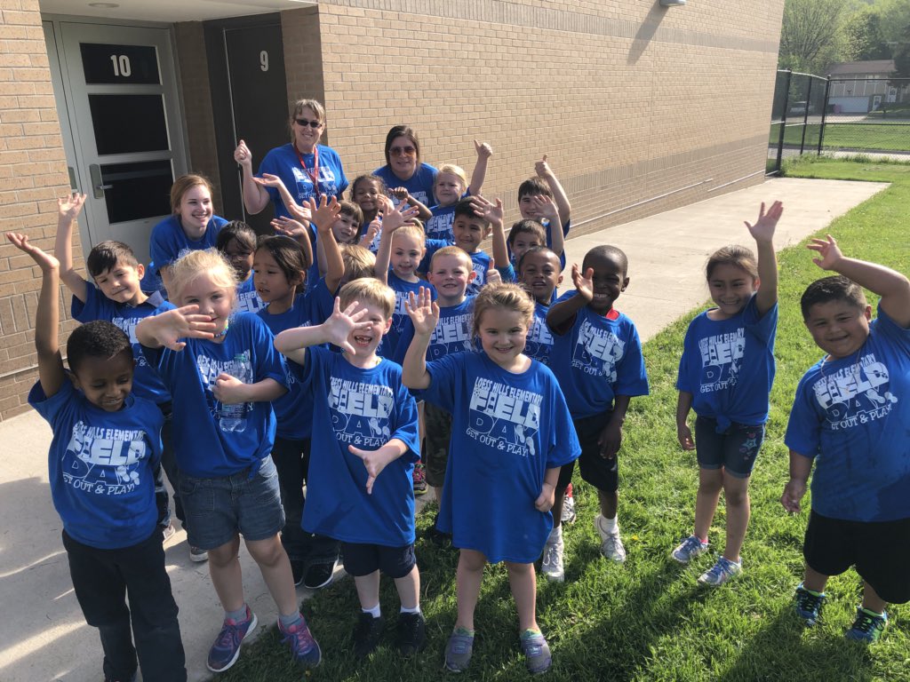 JSB1965's tweet photo. Field day fun @loesshillselem @sctechbuzz @hofervt #sccsd #groovyfun https://t.co/oN5FNVZ0tx