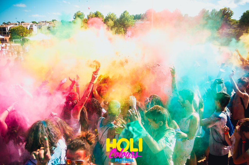 TusPolvosHoli's tweet photo. Así se ven nuestros colores! 
Esta fotografía fue del evento de @holicolours en @elvendrell_cat! 
¿Volvemos? 😍  @AdSantaAnna 
#tuspolvosholi #polvoholi #holifest #holicolours https://t.co/XroHDNCuh3