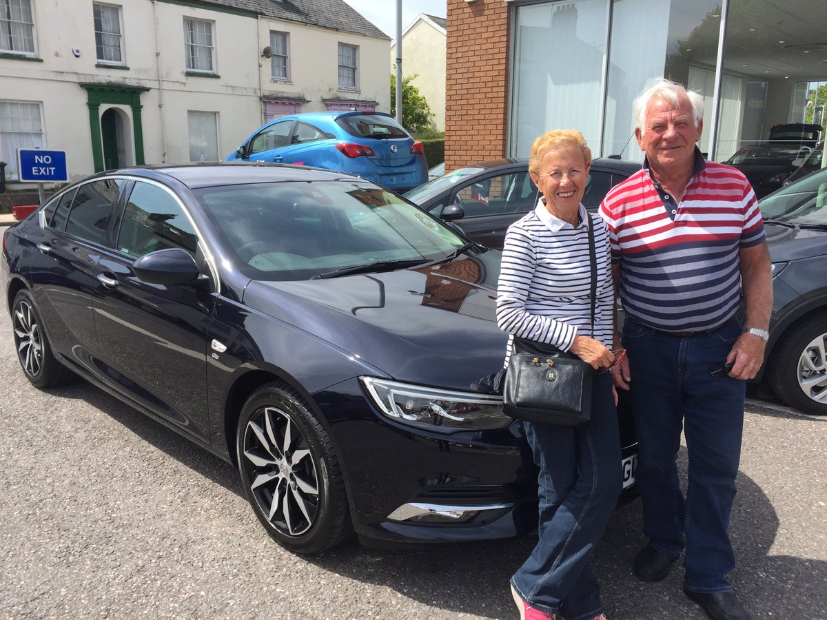 CountyVx's tweet photo. We have had some great customers collecting their new cars from us this week! Smiles and happiness all round which is just what we like #ThumbsUp #HappyHappyHappy https://t.co/8xHpWfdgS0