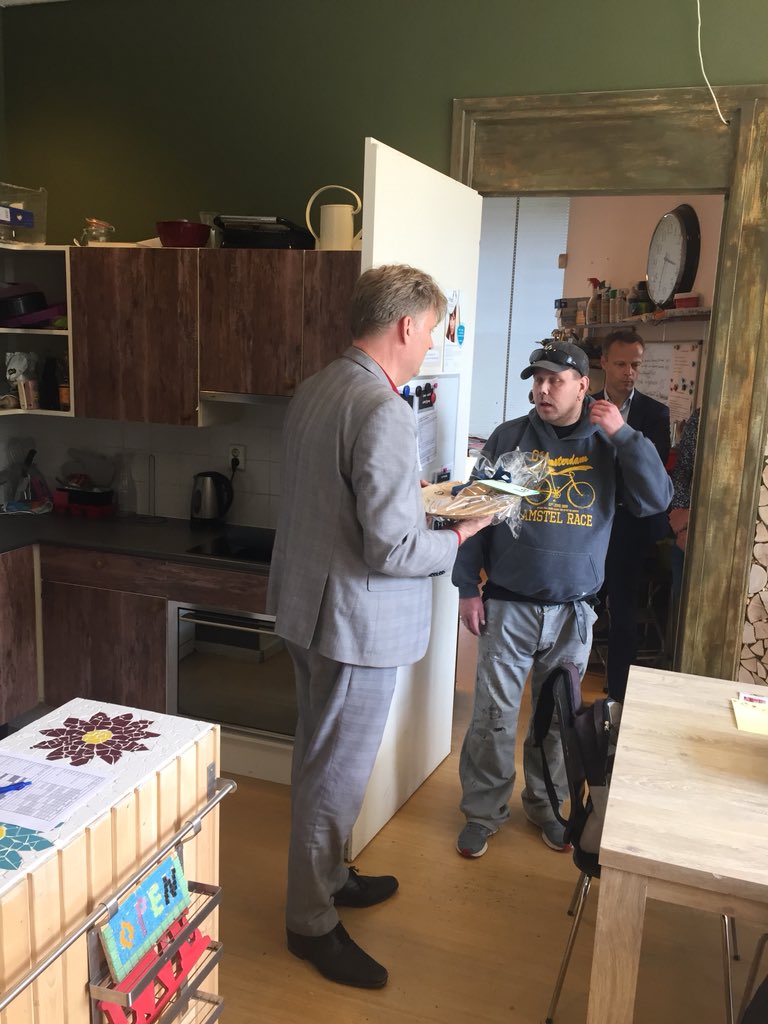 Tom_Stobbe's tweet photo. In #vogelvlucht vandaag aan burgemeester @JanHamming kunnen laten zien wat een #zinvolle #daginvulling betekent voor ‘onze’ cliënten tijdens zijn bezoek aan @leviaanNL locaties #Upcycle @RIBWsuperrr en #DeBoed #participatie #meedoen #herstel #trots https://t.co/S6xxgOt4Gs