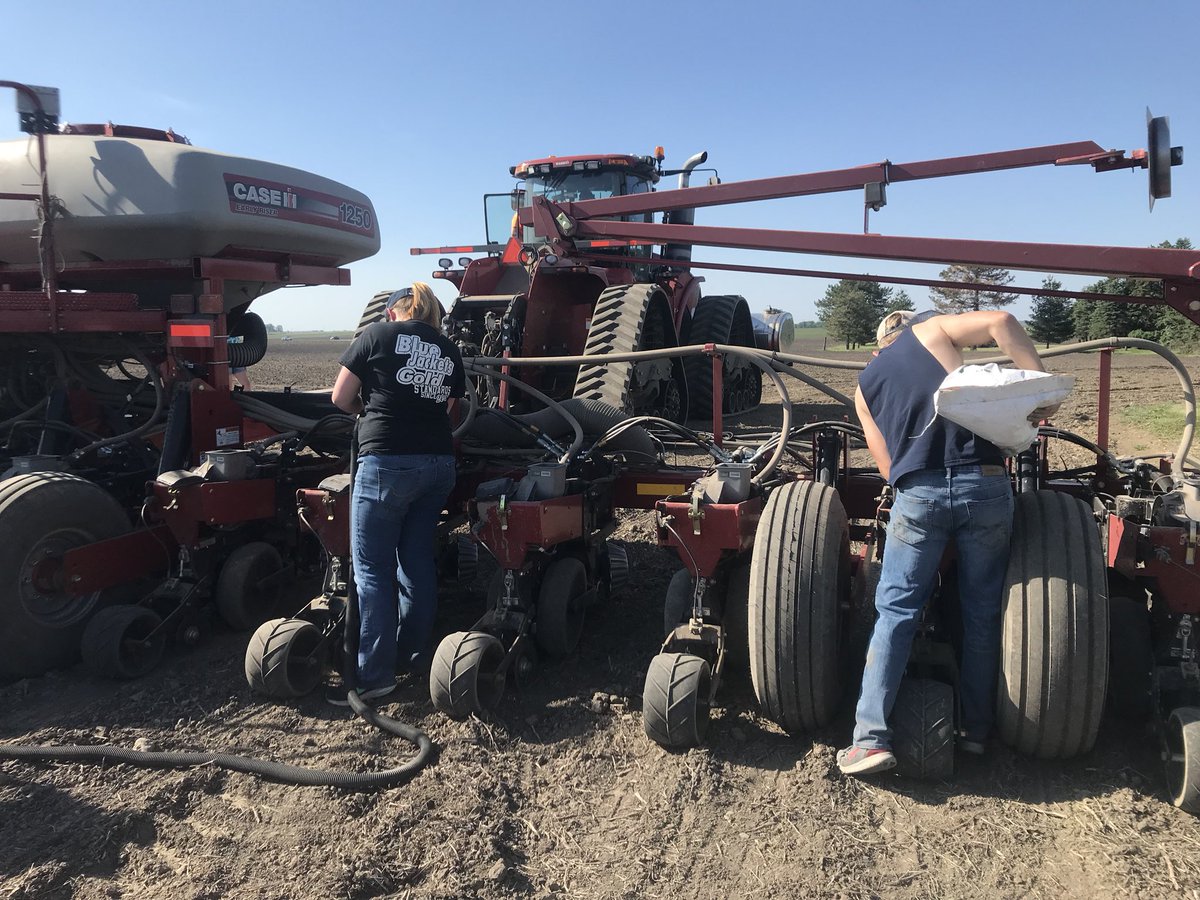 HeyFFAWX's tweet photo. Yesterday FFA students from @heyworthffa helped plant their test plot. The soil temperature was 70.7° 2 inches deep. A huge thanks to Olsen Farms for volunteering their time so students learn more about and gain hands on experiences farming. #plant18 https://t.co/yzi3cDfy9I