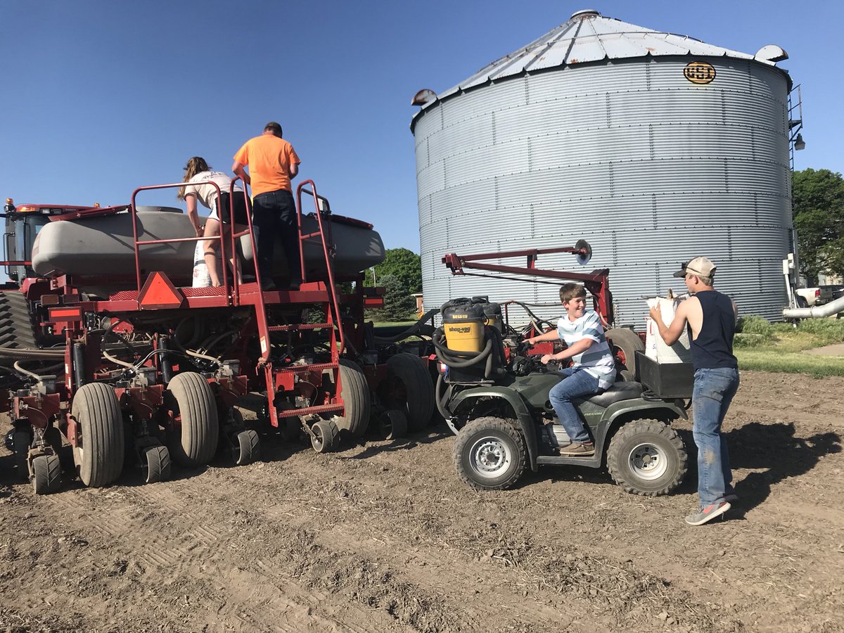 HeyFFAWX's tweet photo. Yesterday FFA students from @heyworthffa helped plant their test plot. The soil temperature was 70.7° 2 inches deep. A huge thanks to Olsen Farms for volunteering their time so students learn more about and gain hands on experiences farming. #plant18 https://t.co/yzi3cDfy9I