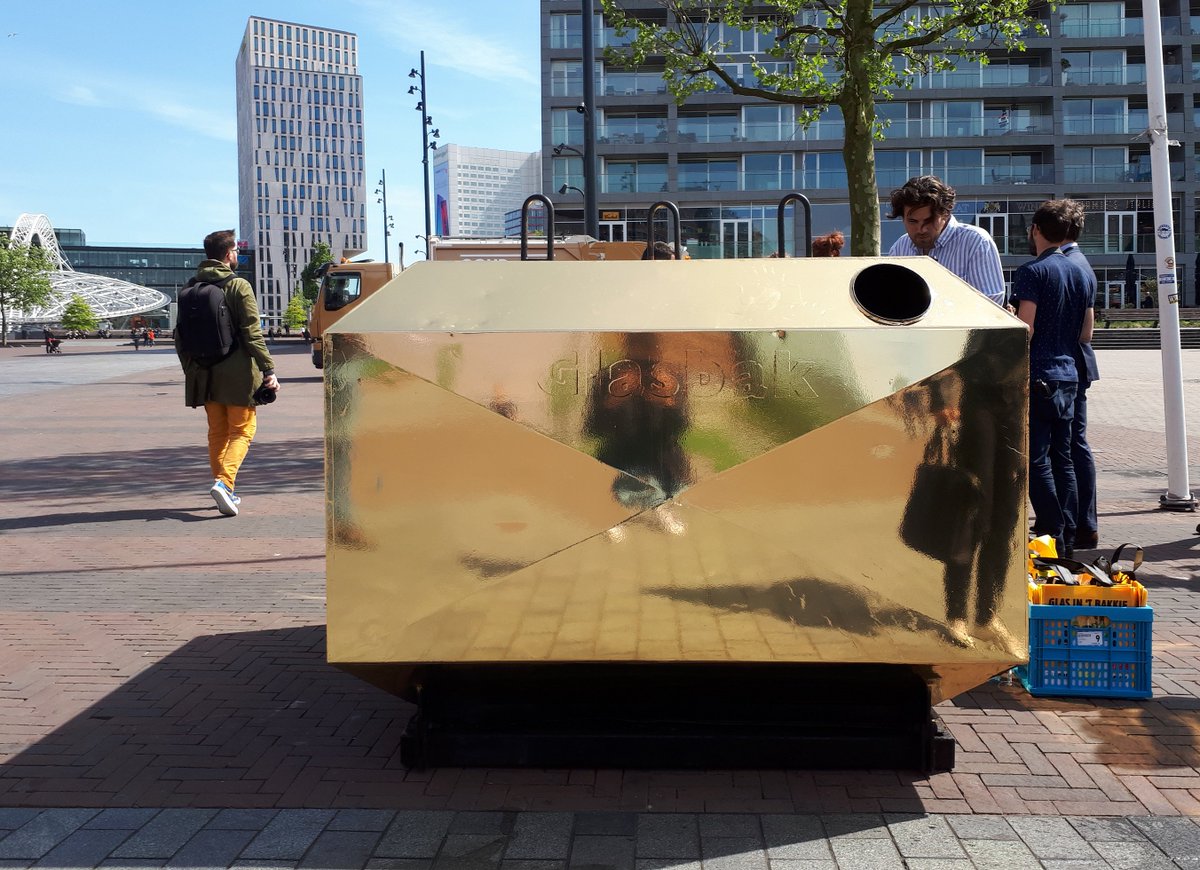rotterdam's tweet photo. De #glasbak bestaat vandaag precies 40 jaar! Ook in Rotterdam vieren we dat. Bij de Markthal staat nu een gouden glasbak. Geen toeval want Rotterdam wil in 2050 volledig circulair zijn. Lees meer: https://t.co/t0JDSSaJSm #vanzooinaarmooi #afvalisgoudwaard @glasscheiden https://t.co/WLsLAa5kPr
