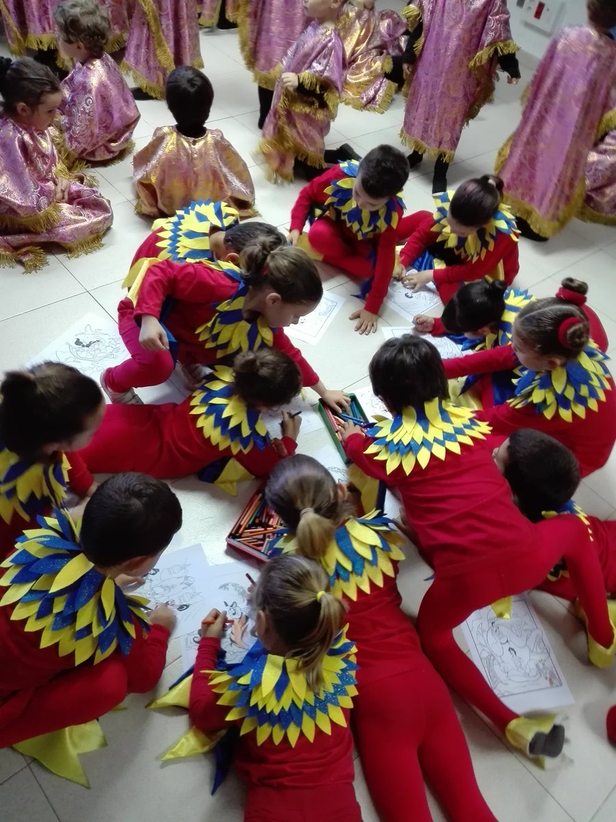 P5Bsmdlv's tweet photo. Entreteniendo a esta bandada de loros. @NazaretArrecife #parroting #Musical #Aladdin https://t.co/SVzhfb0hap