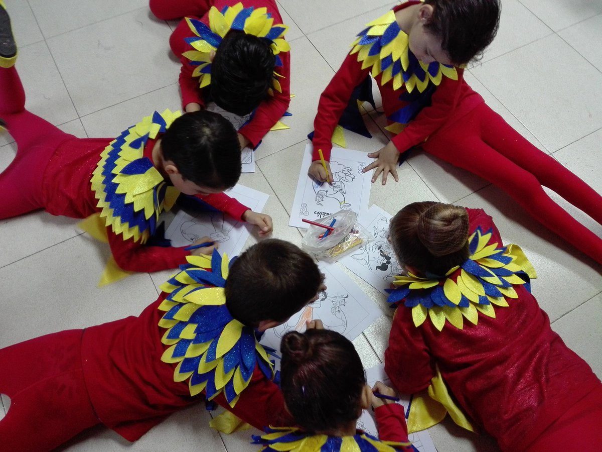 P5Bsmdlv's tweet photo. Entreteniendo a esta bandada de loros. @NazaretArrecife #parroting #Musical #Aladdin https://t.co/SVzhfb0hap