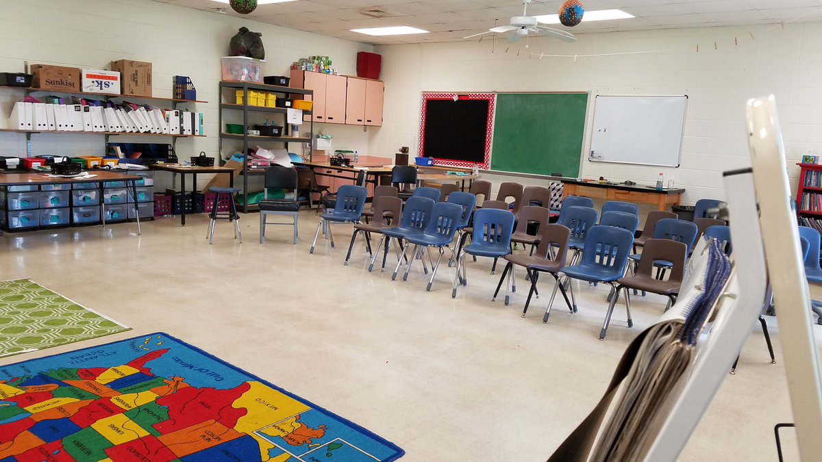 julie_lambeth4's tweet photo. @SpsTruman 4th grade Ss present their Readers Theatre to a packed house of peers. Ss are engaged until the end! @officialSPS #EngagingRelevantPersonal https://t.co/Y8xW4Fxn3N