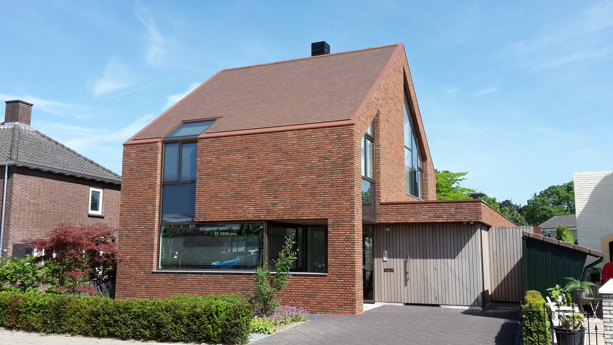 Eindresultaat in Bemmel!
Moderne vrijstaande villa in Bemmel.
Architect: TM2 Architecten Arnhem.
Leipannen: WB Koramic 301 rustiek engobe.