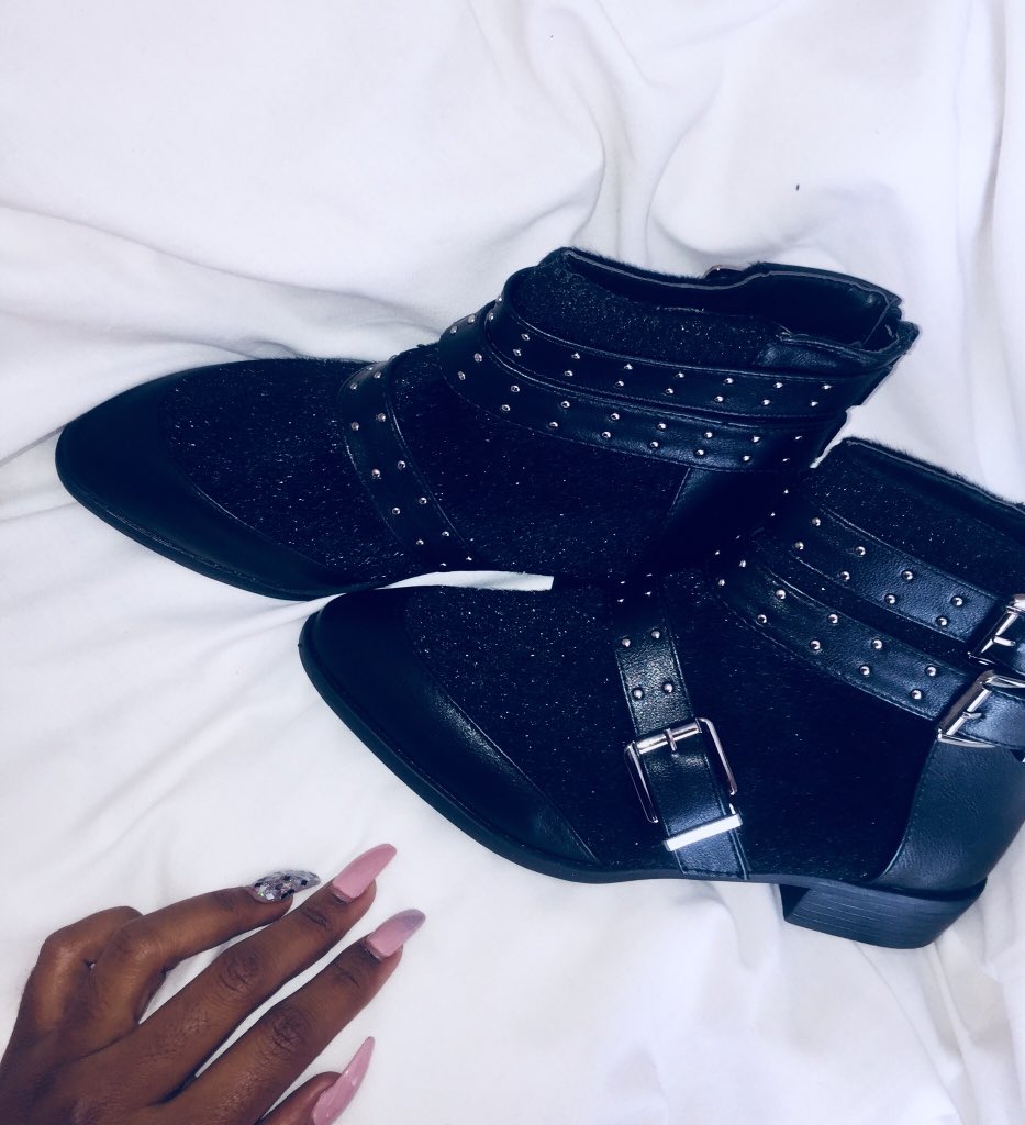 keeya_style's tweet photo. Got my winter essential at
The 40% OFF SALE at The.Fix
These are just perfect to keep me warm while attending to all your personal shopping requests.
All that walking in the malls and carrying shopping bags ๐
#girltalkza #YourPersonalShopper #YourPersonalStylist #KeeyaStyle https://t.co/0dVdclkqvL