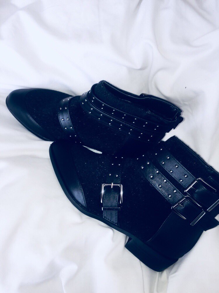 keeya_style's tweet photo. Got my winter essential at
The 40% OFF SALE at The.Fix
These are just perfect to keep me warm while attending to all your personal shopping requests.
All that walking in the malls and carrying shopping bags ๐
#girltalkza #YourPersonalShopper #YourPersonalStylist #KeeyaStyle https://t.co/0dVdclkqvL