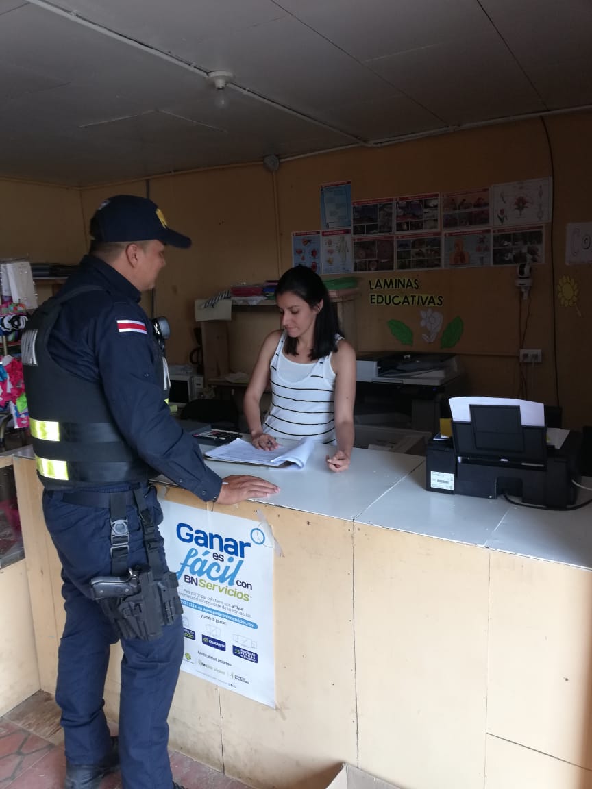 fuerzapublicaCR's tweet photo. #ConsejoFP - Evite esquinas obscuras, instale la suficiente iluminación dentro y fuera del lugar. Recomendaciones preventivos que entregamos a los comercios de Corralillo #Cartago con el fin de evitar que sean víctimas de la delincuencia. #HacemosNuestroTrabajo https://t.co/80bgzyKC5S
