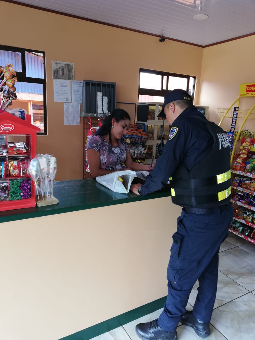 fuerzapublicaCR's tweet photo. #ConsejoFP - Evite esquinas obscuras, instale la suficiente iluminación dentro y fuera del lugar. Recomendaciones preventivos que entregamos a los comercios de Corralillo #Cartago con el fin de evitar que sean víctimas de la delincuencia. #HacemosNuestroTrabajo https://t.co/80bgzyKC5S