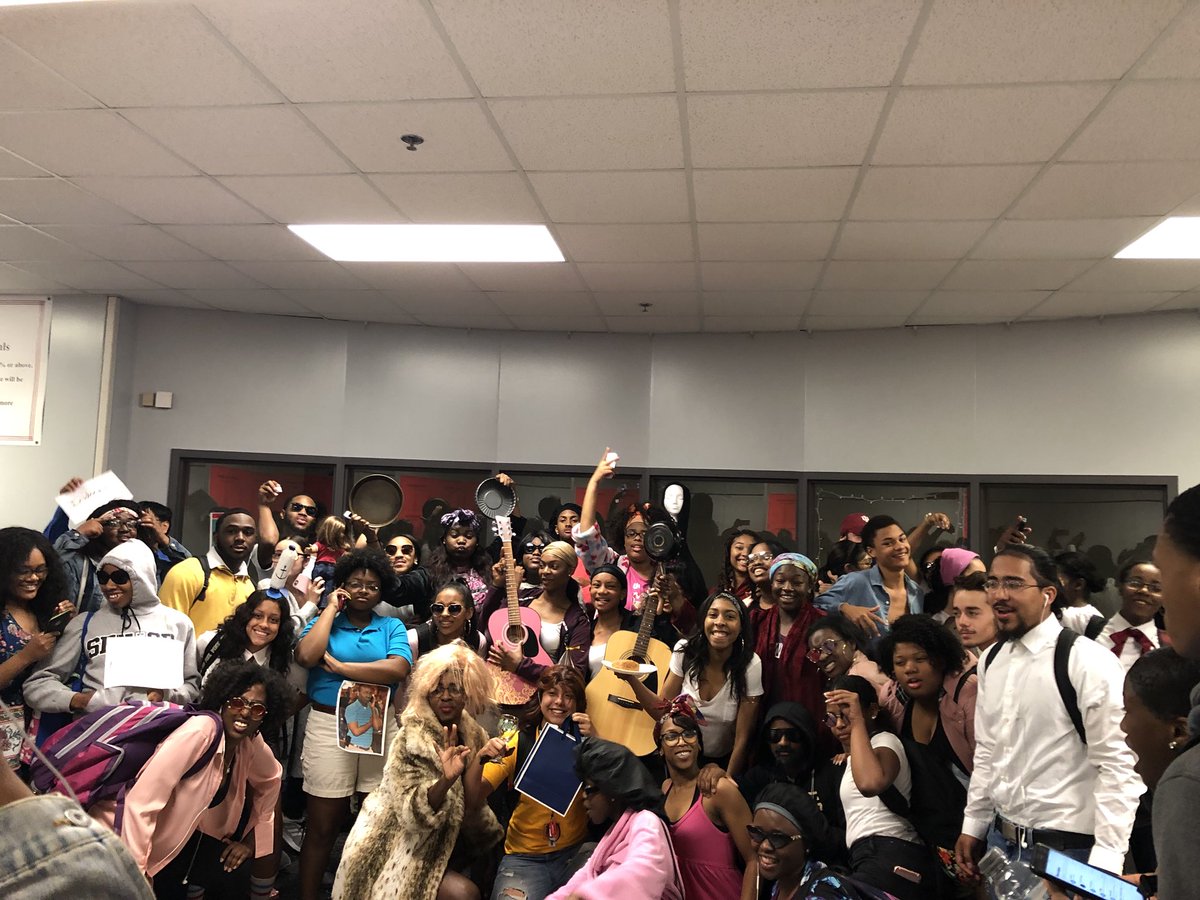 JaNay_Coleman_'s tweet photo. Pike Meme/Vine Day @PikeSeniors2k18 #pikememeday https://t.co/gPbCOi5VV1