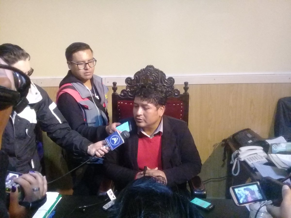 Hacemos presente la denuncia presentada al Concejo por adquisición de maquinas de tejer a medio uso para dos Centros de Formación Productiva . El informe indica que dichas maquinas muestran "indicios de uso y desgaste". El Alcalde Cervantes debe responder por esta denuncia.