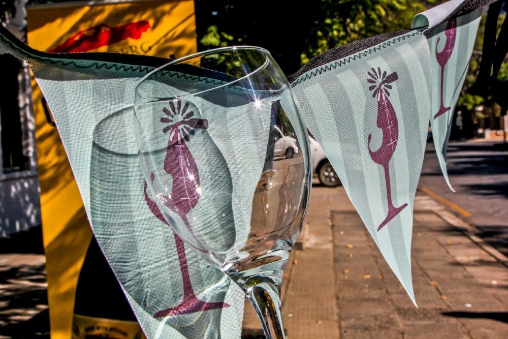 KAROO STOEP-SITTING: A vigorous modern-day pursuit best lubricated by wine. Article by Tony Jackman | bit.ly/2k4UuMV via <a href="/dailymaverick/">Daily Maverick</a>
#StoepTasting #WineFestival #Karoo #GraaffReinet #WineLover