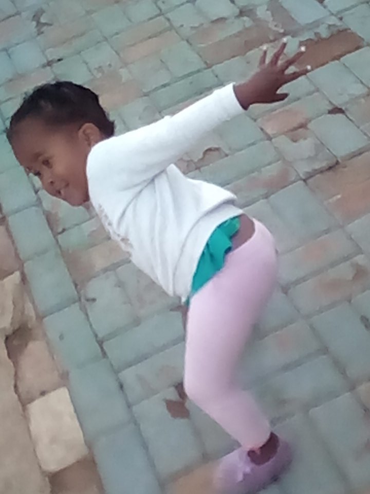 rebabaw's tweet photo. 🙌how children and kids of these days POSE and the hand is so putten high https://t.co/AVCoLiHo4Q