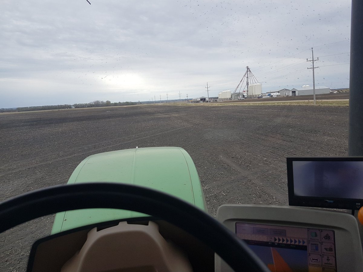 lhenkelman's tweet photo. Seeding the SV Stampeders quarter today..wheat going in this year. #plant18 #JuniorAhockey #mjhl #MBCooperator https://t.co/jm8SrFAAGD