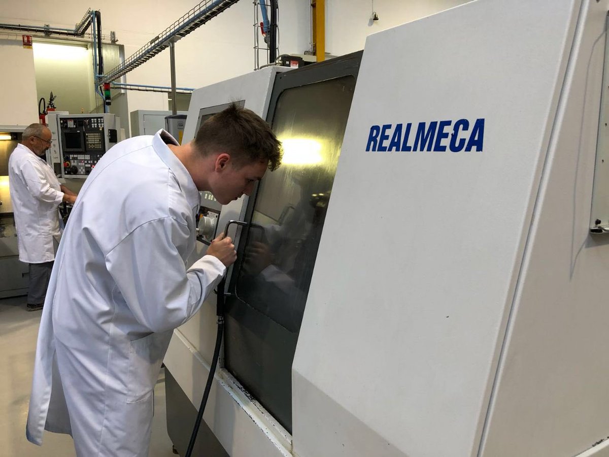 florence_parly's tweet photo. Déplacement dans la Meuse à REALMECA. L’industrie de défense ne sera forte que si les PME, les grands groupes et le ministère des Armées avancent ensemble. Payer plus vite, donner un accès plus facile au ministère: nous allons aller plus loin pour les startup, les PME et les ETI. https://t.co/KMF6z3DEzS