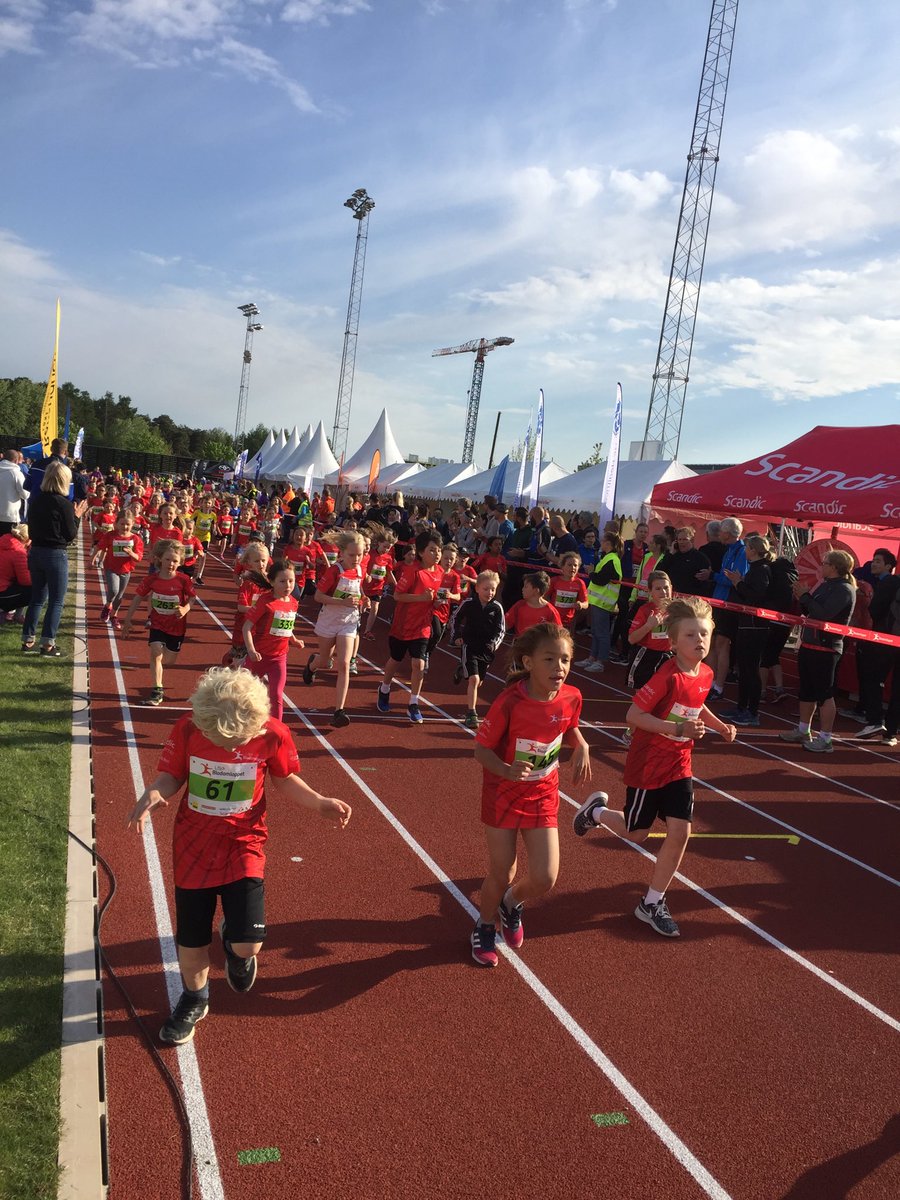 CathSvensson's tweet photo. Ages 5-9, a promising generation at Blodomloppet. Also doing a fun fruit  and friendly gut microbes quiz at Run4Health. @EITHealth @UU_University @EIT Health Scandiavia https://t.co/IeaQrLOYkf