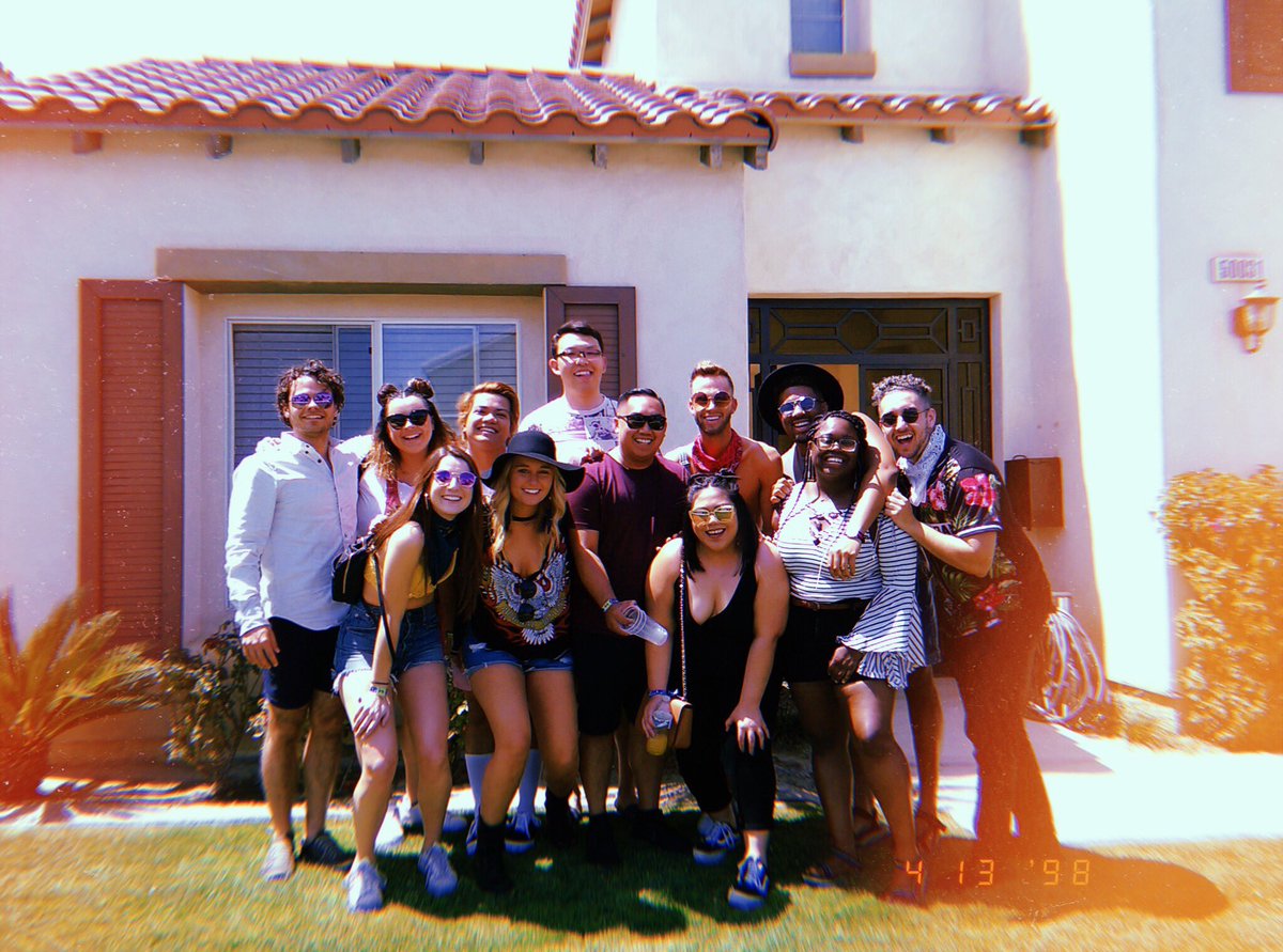 itsyagirltaylor's tweet photo. our airbnb host just sent some #Coachella18 pictures back to us. https://t.co/5tGIRcbTpg