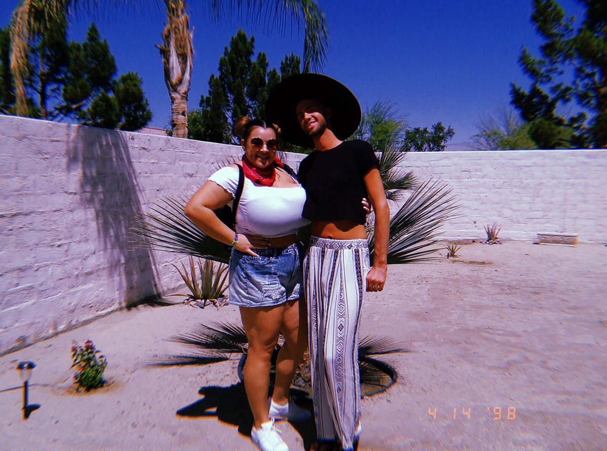 itsyagirltaylor's tweet photo. our airbnb host just sent some #Coachella18 pictures back to us. https://t.co/5tGIRcbTpg