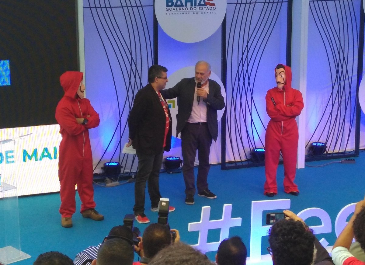 CampuserosClub's tweet photo. Como faço pra ganhar esse macacão vermelho de brinde? 😍 #CPBA2 #LacasadaInternet #UsenaCPBA2 https://t.co/iicFy5MWDV