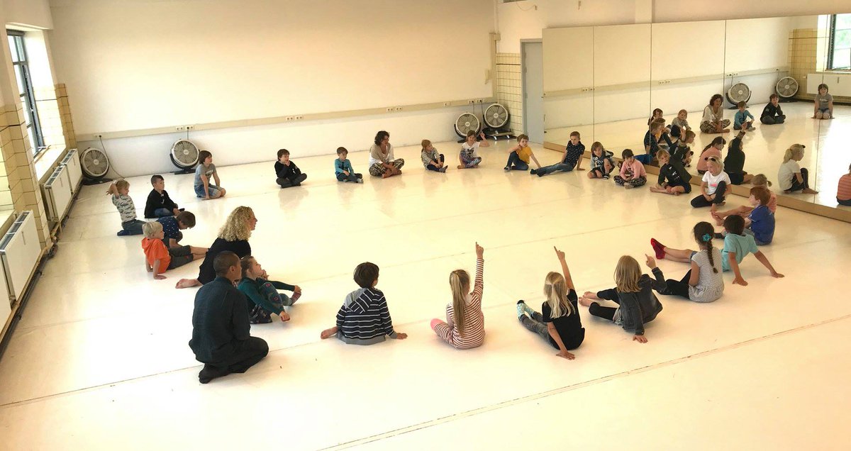 SALLYmaastricht's tweet photo. Groep 3 van OBS binnenstad was vandaag het kritische publiek bij de SALLY's Danslab presentatie van choreograaf Ryan Djojokarso! #dans #presentatie #danslab #kinderen #educatie #onderwijs #maastricht #limburg @ViaZuid https://t.co/PzgDkDaaIE