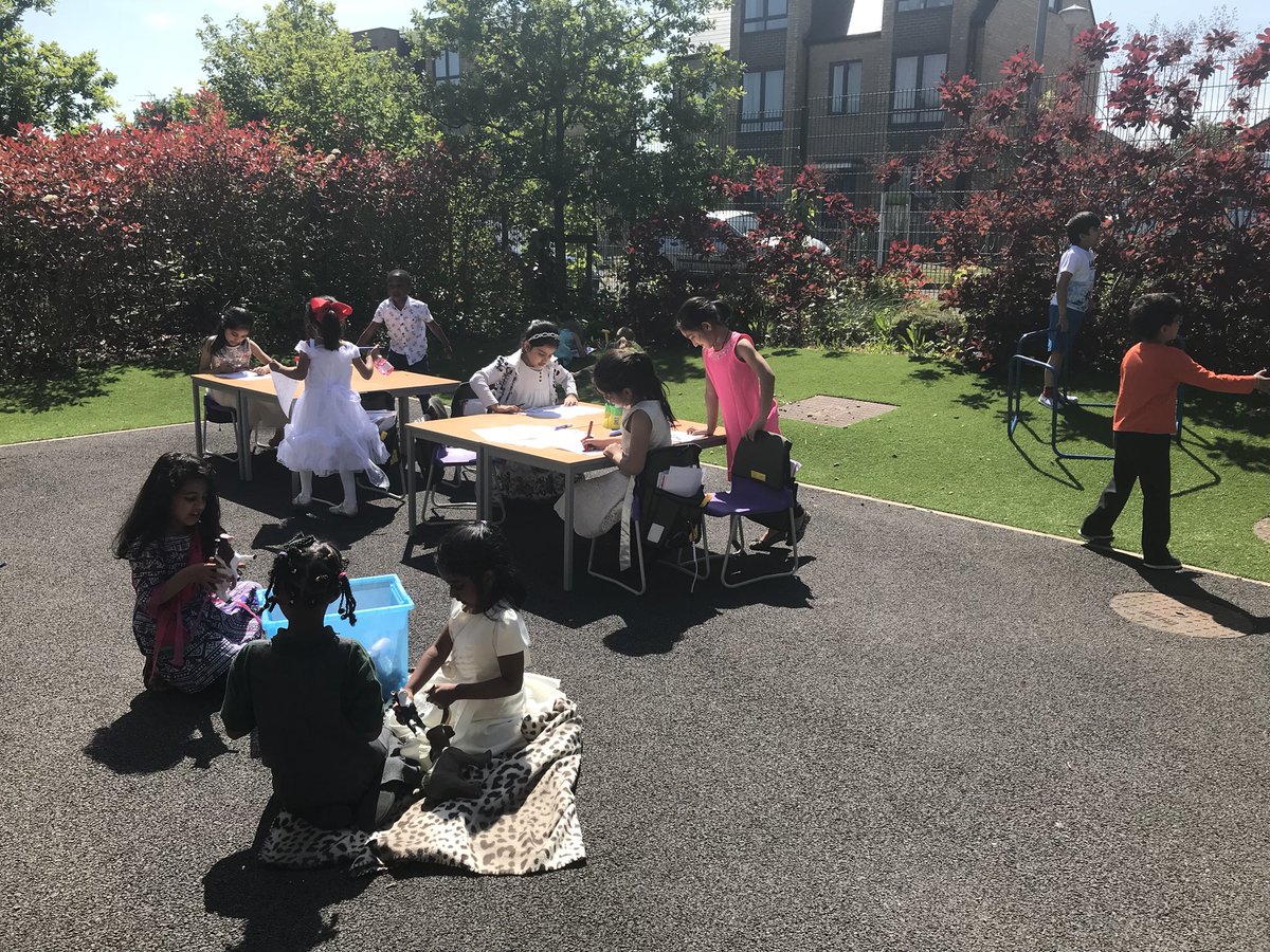 HarrietBrother1's tweet photo. To celebrate the #RoyalWedding Year 1 had lovely garden party this afternoon, with our very own #PrinceHarryAndMeghan 💍🎉 @PennWoodSchool https://t.co/qier5tMmab