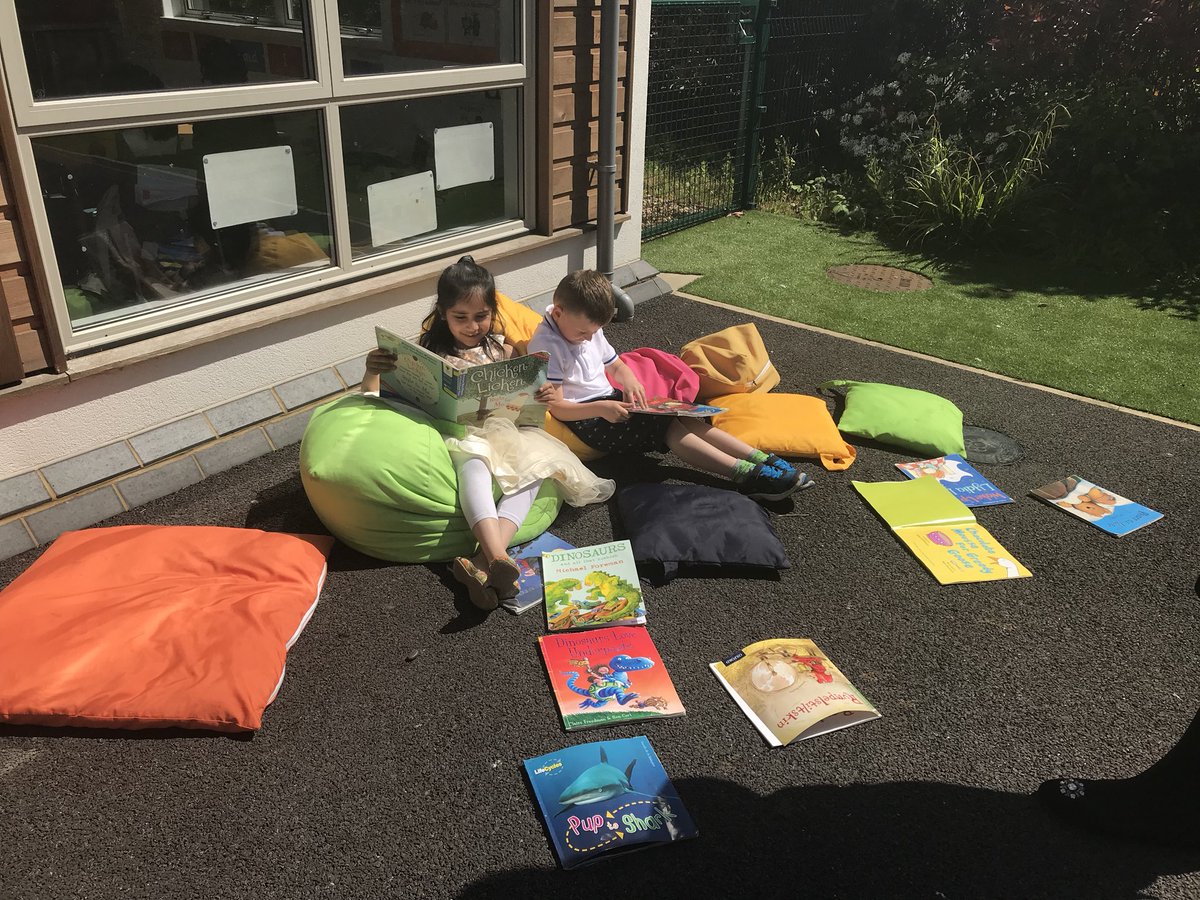 HarrietBrother1's tweet photo. To celebrate the #RoyalWedding Year 1 had lovely garden party this afternoon, with our very own #PrinceHarryAndMeghan 💍🎉 @PennWoodSchool https://t.co/qier5tMmab