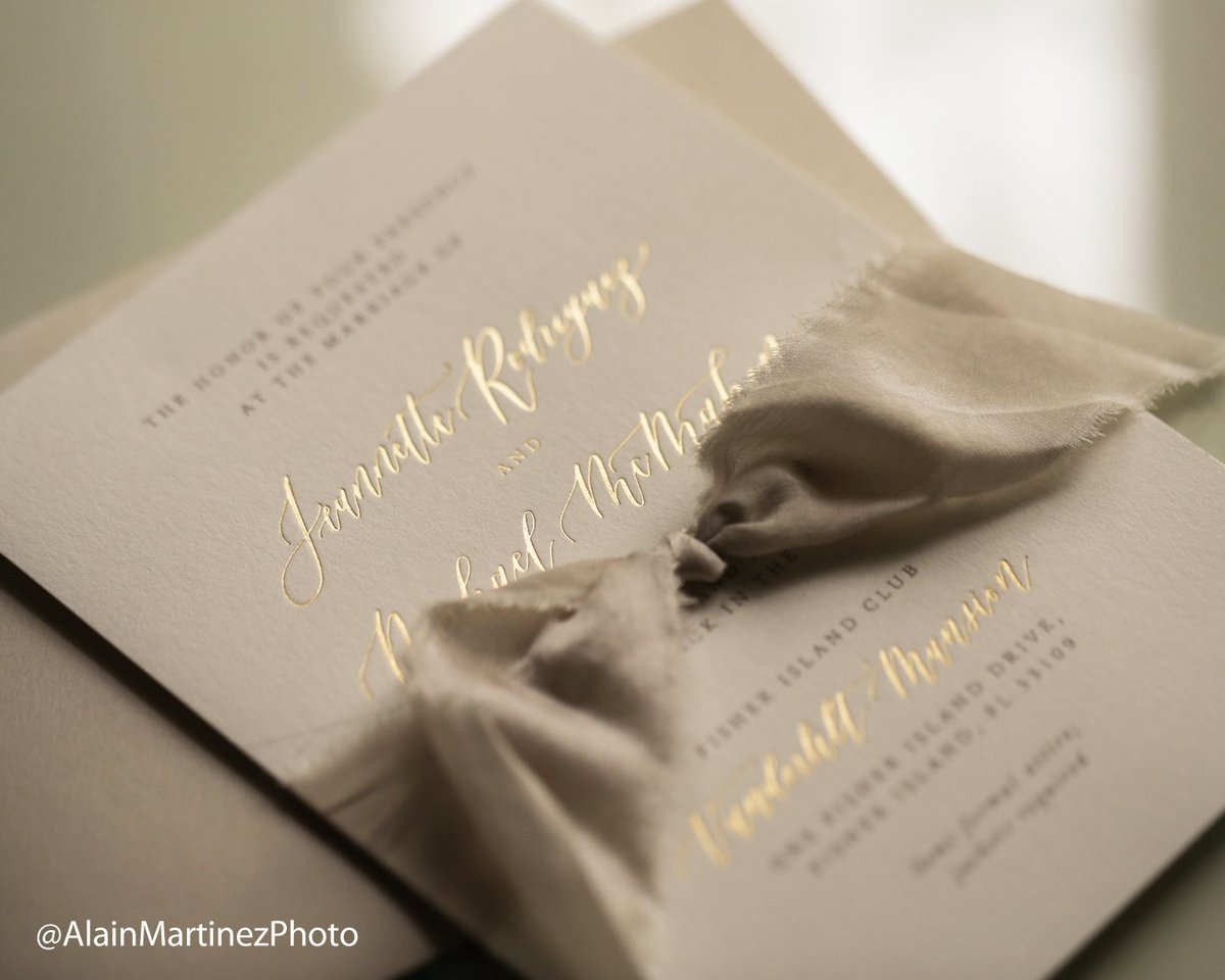AlainMartinez's tweet photo. It's all in the details #AlainMartinez #WeddingPhotography #Details #Invitation #Bride https://t.co/kEHU5oRzZq