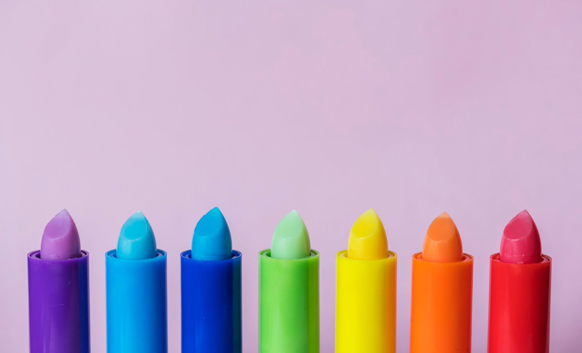 PongPing_Studio's tweet photo. "Everybody is free to love." 💜💙💚💛🧡❤️ #LGTBQ #IDAHOT - Het is vandaag 28 jaar geleden dat de @WHO homoseksualiteit uit de lijst van geestesziekten schrapte. #morelove #equalityforall https://t.co/7ApTUMSuUj