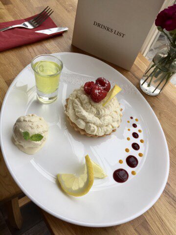 SoPiegloucester's tweet image. Lemon meringue absolutely gorgeous! 😍😍😍#lovepie #yummydessert #WDYT
