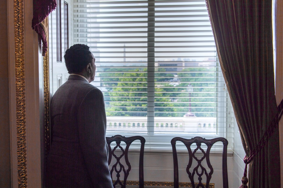 ClassicMotown's tweet photo. Two national treasures: Smokey Robinson and the Washington Monument! Thank you, @Smokey_Robinson for fighting to protect artists, songwriters and producers on Capitol Hill! #MusicModernizationAct #CLASSICSAct #AMPAct https://t.co/AeeIewQb4g