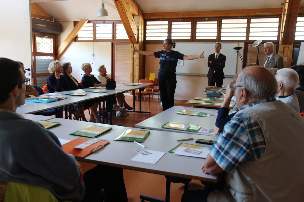 Conflans Sainte Honorine On Twitter 30 Conflanais Participaient Ce Jeudi A Un Atelier Securiteroutiere Pour Les Seniors La Policemunicipale Et L Auto Ecole Le Trefle Ont Delivre De Precieux Conseils Et Repondu Aux Questions Les Participants