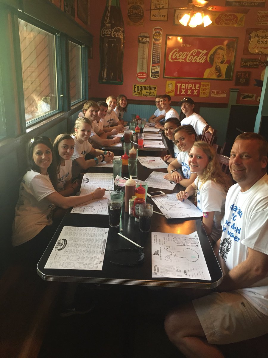 ClearLakeTF's tweet photo. 1st stop on the way to the #bluetrack is premeet meal at Hickory Park! #yum #bbq #LionHunger https://t.co/Oclq8mHIdz