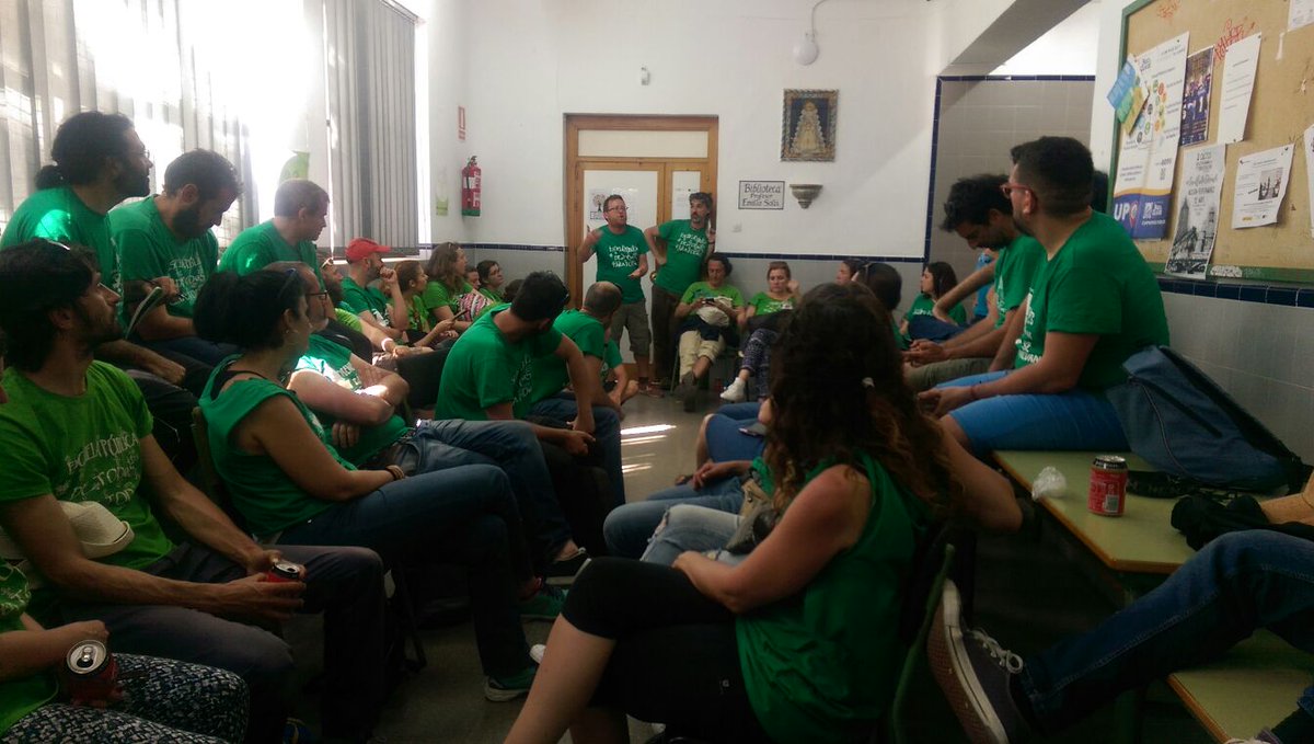 Más de 100 interinxs encerrados en el IPEP de Sevilla esperando a <a href="/soniagaya1/">Sonia Gaya</a>