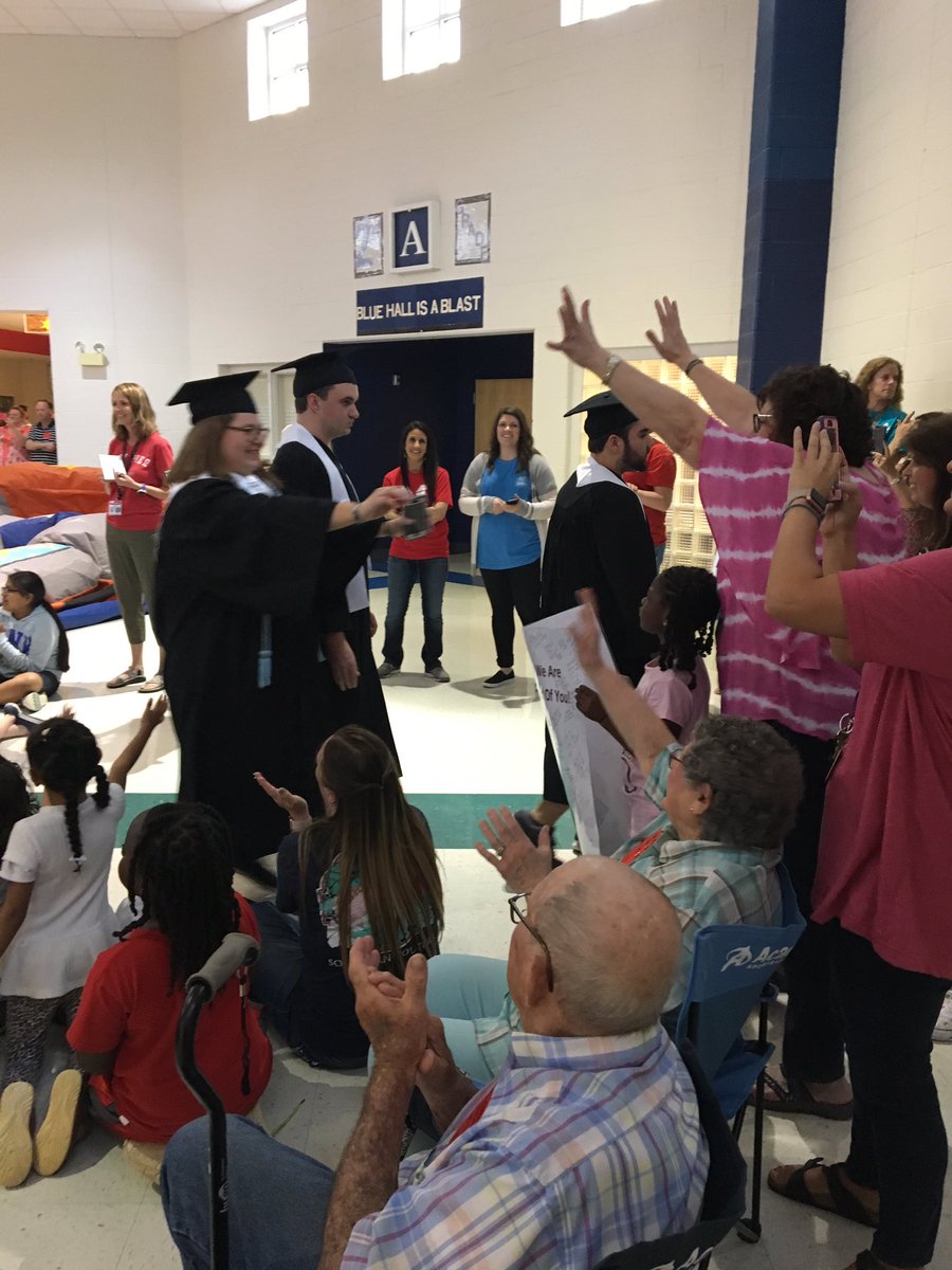 OES_Spotlight's tweet photo. Sweet moments at the CHHS Senior Walk at Overpark! #TweetDCS_OES #TeamDCS @TweetDCS_CHHS @chclassof2018 https://t.co/gRgwNJEDs4